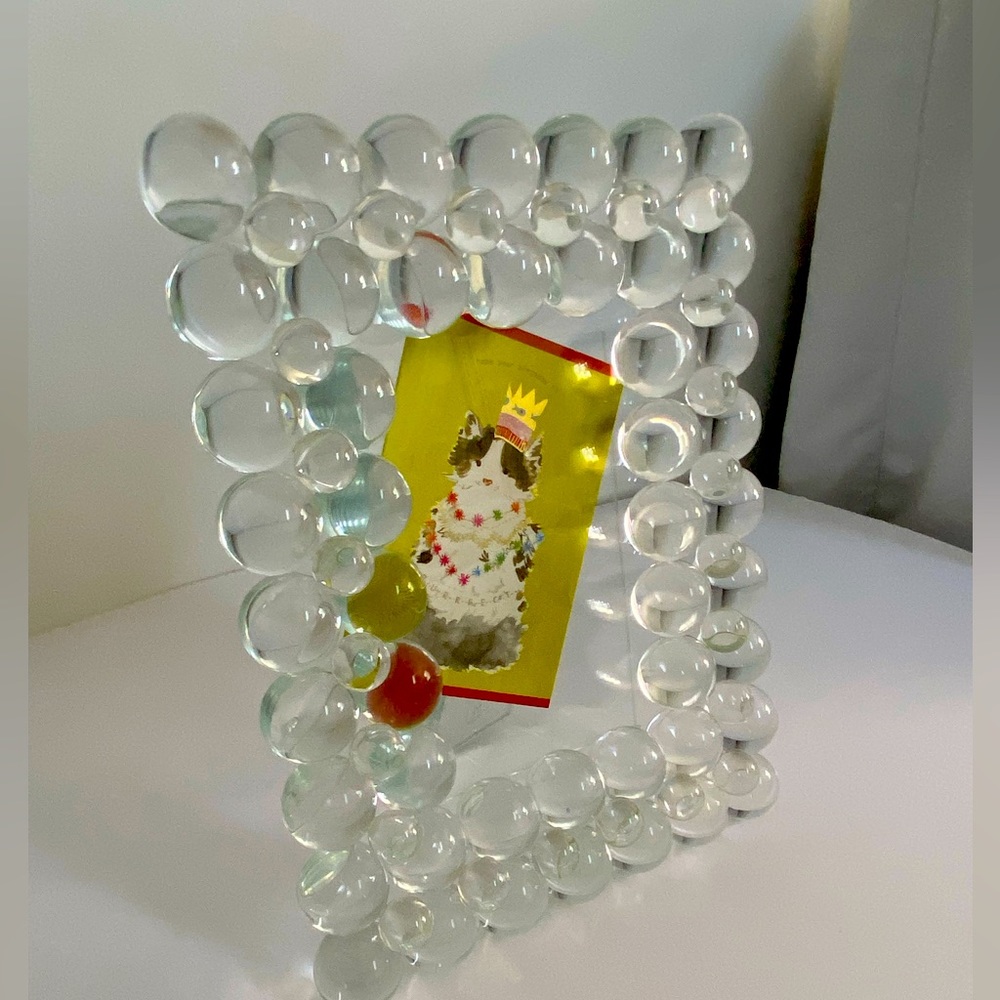 Gorgeous glass bubble picture frame for 4x6 picture. Heavy as it’s made of glass